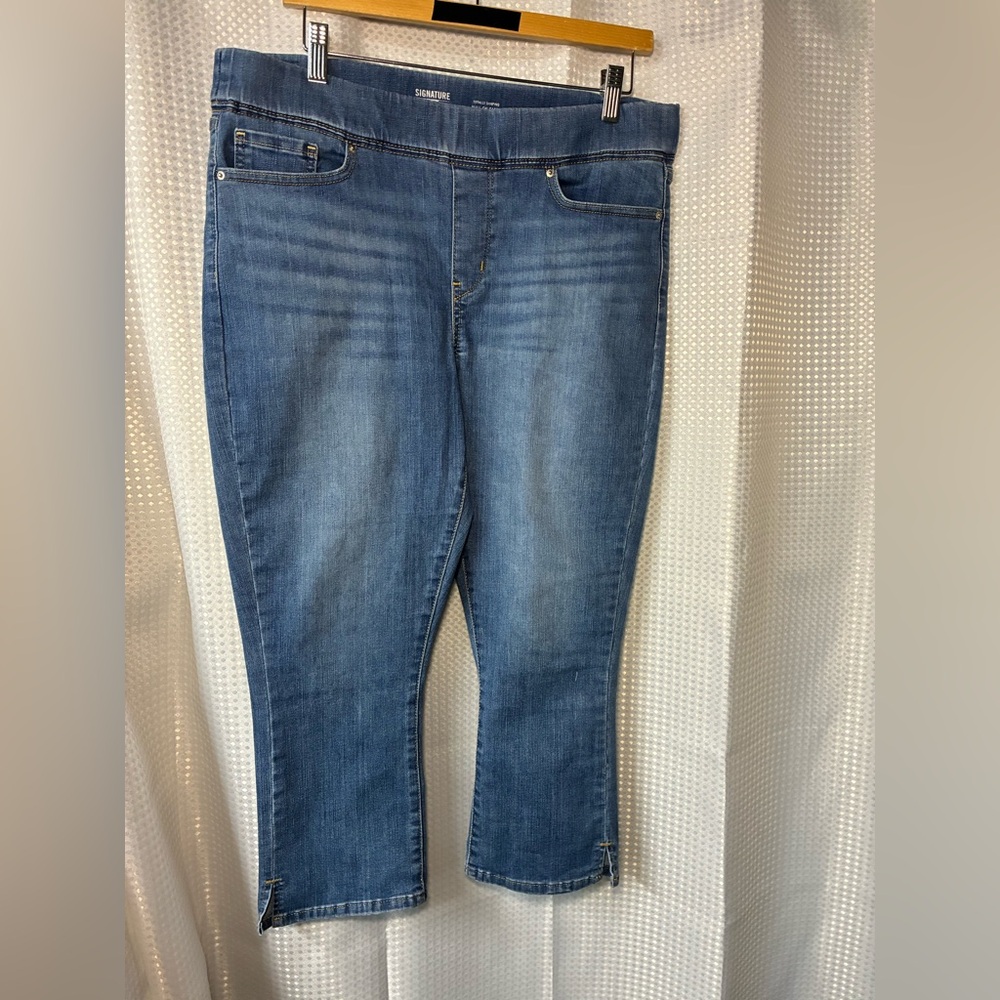 Levi’s Women's size 14 pull-on capri